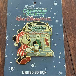 2005 Limited Edition Moving Very Merry Christmas Party Mickey Mouse Pin